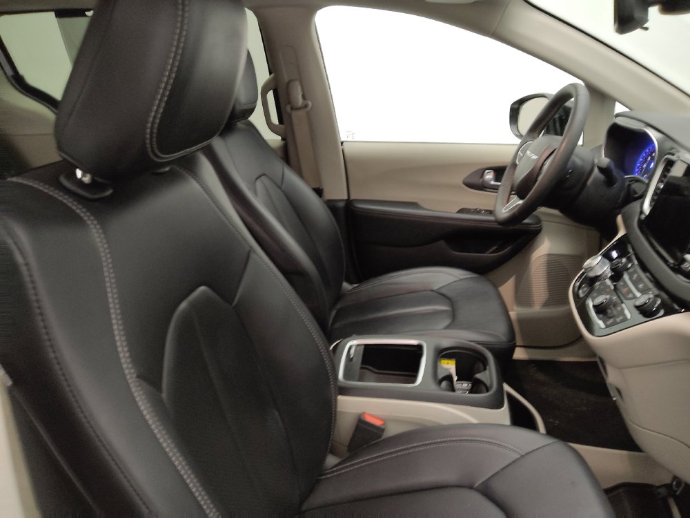 Used 2024 Chrysler Pacifica Touring-L FWD image 21