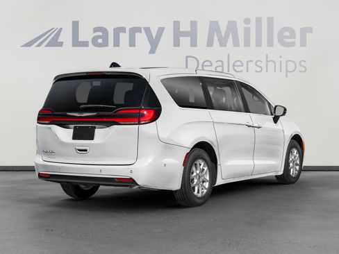 New 2026 Chrysler Pacifica Select image 3
