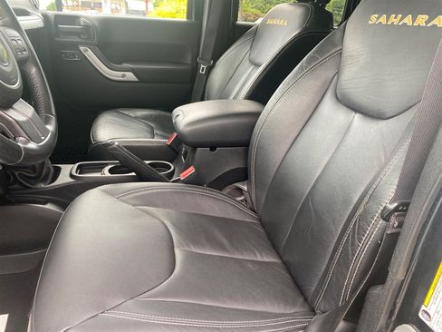Used 2013 Jeep Wrangler Unlimited Sahara w/ Connectivity Group AWD/4WD image 9