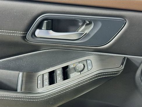 Used 2023 Nissan Rogue SV w/ SV Premium B Package image 15