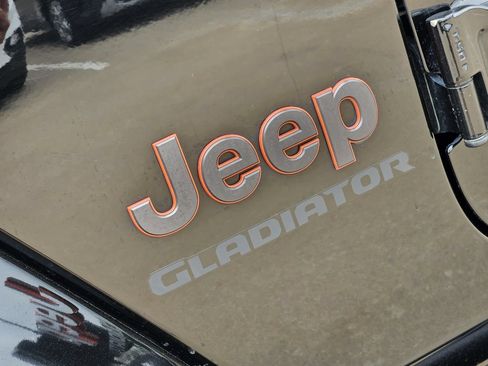 Used 2022 Jeep Gladiator Mojave w/ Cold Weather Group AWD/4WD image 11