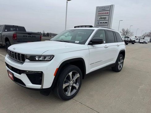 New 2026 Jeep Grand Cherokee Limited w/ Luxury Tech Group II AWD/4WD image 3