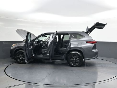 Used 2022 Toyota Highlander LE image 41