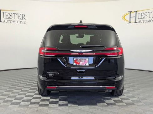 Certified 2025 Chrysler Pacifica Select image 3