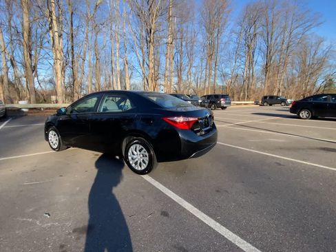 Used 2018 Toyota Corolla LE image 12