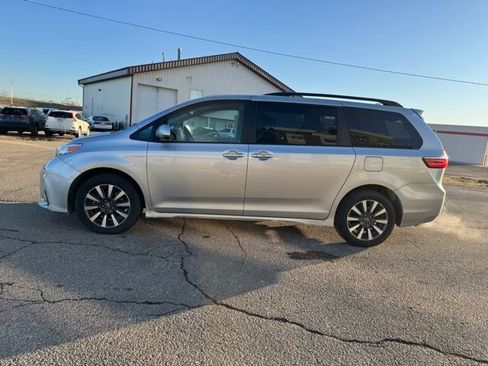 Certified 2019 Toyota Sienna XLE w/ XLE Navigation Package image 18
