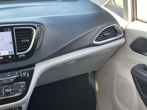 Used 2024 Chrysler Pacifica Touring-L image 18