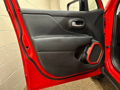 Used 2023 Jeep Renegade Trailhawk AWD/4WD image 13