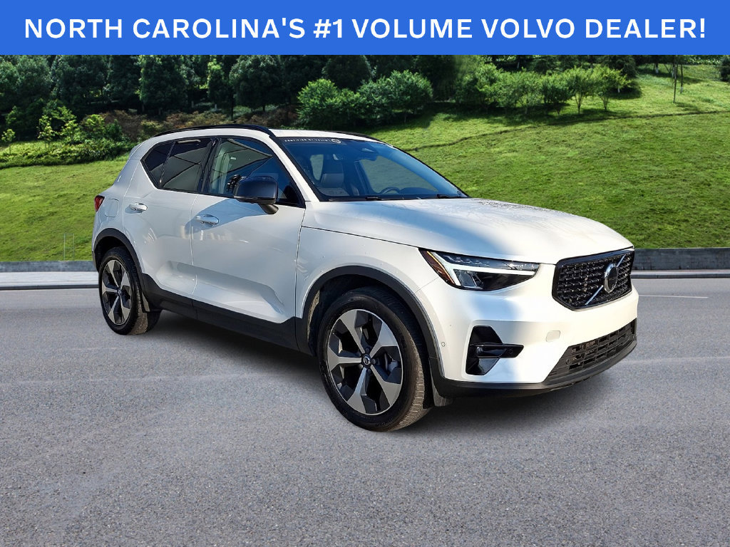 Certified 2025 Volvo XC40 B5 Plus AWD/4WD image 1
