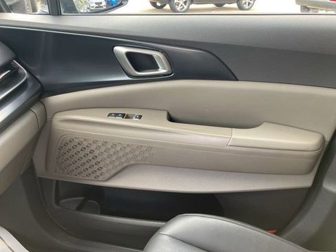 Used 2025 Kia Carnival FWD image 23
