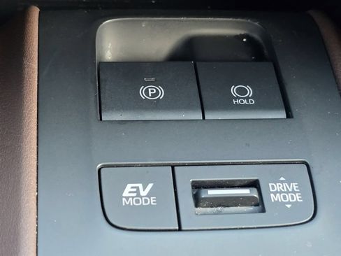 Used 2023 Toyota Venza XLE AWD/4WD image 9
