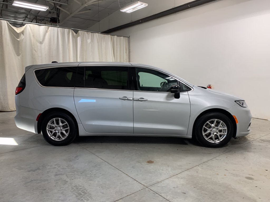 Used 2026 Chrysler Pacifica Select FWD image 29