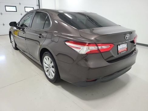 Used 2018 Toyota Camry LE FWD image 5