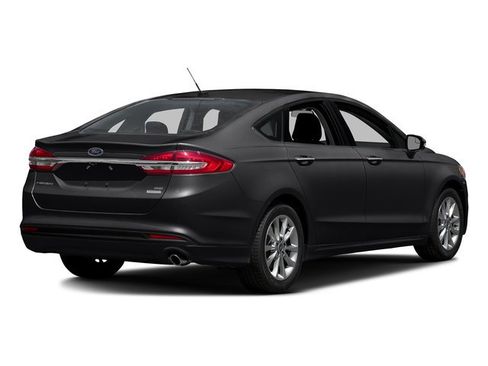 Used 2018 Ford Fusion SE w/ Equipment Group 201A FWD image 2