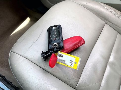 Used 2015 Ford Escape Titanium FWD image 13