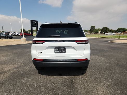 Used 2025 Jeep Grand Cherokee Altitude AWD/4WD image 6