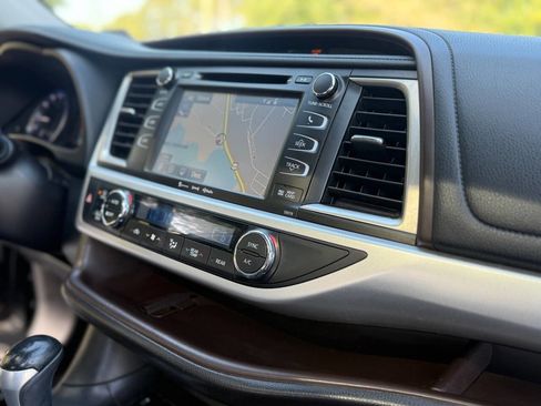Used 2018 Toyota Highlander XLE AWD/4WD image 24