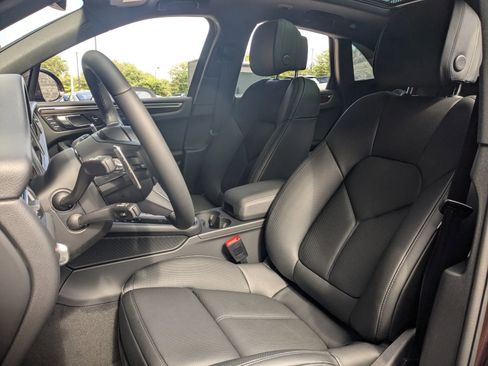 Certified 2026 Porsche Macan AWD/4WD image 5