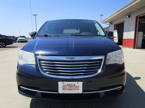 Used 2014 Chrysler Town & Country Touring FWD image 4