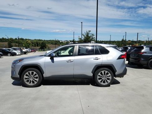 Used 2019 Toyota RAV4 XLE Premium w/ Cold Weather Package AWD/4WD image 2