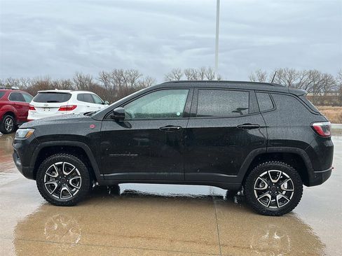 Used 2025 Jeep Compass Trailhawk image 8