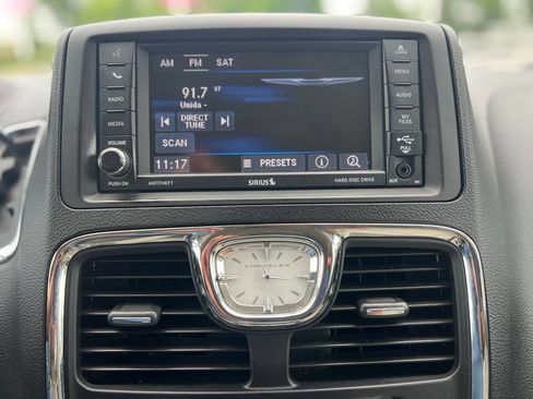 Used 2014 Chrysler Town & Country Touring-L w/ Driver Convenience Group FWD image 13