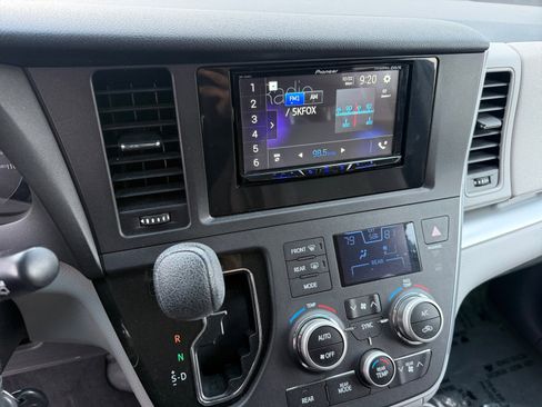 Used 2017 Toyota Sienna LE image 12