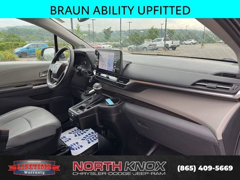 Used 2024 Toyota Sienna XLE w/ XLE Plus Package FWD image 28