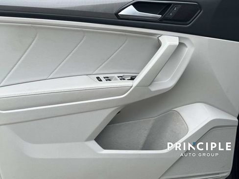Used 2023 Volkswagen Tiguan SE w/ Panoramic Sunroof Package FWD image 12