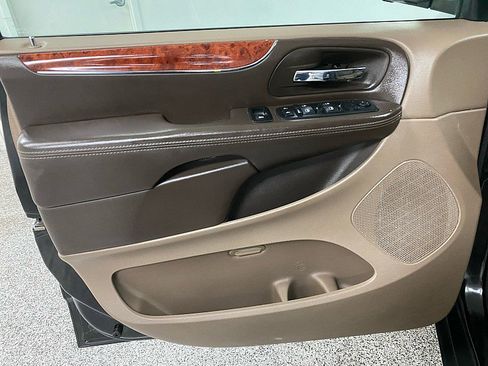 Used 2012 Chrysler Town & Country Touring image 10