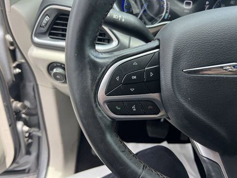 Used 2019 Chrysler Pacifica Touring-L Plus FWD image 19