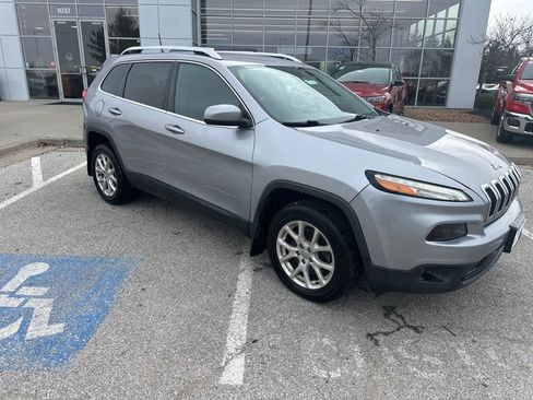 Used 2017 Jeep Cherokee Latitude w/ Comfort/Convenience Group image 39