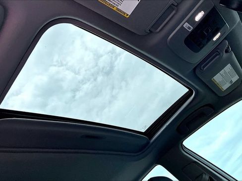 Used 2020 Toyota Camry XLE w/ Sunroof Package FWD image 21