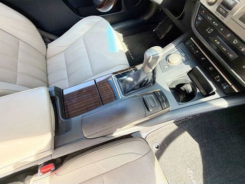 Used 2016 Lexus ES 350 w/ Luxury Package w/Wood Trim FWD image 31