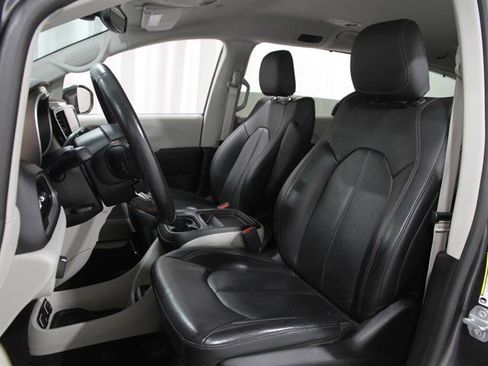 Used 2019 Chrysler Pacifica Touring-L w/ Advanced Safetytec Group image 5