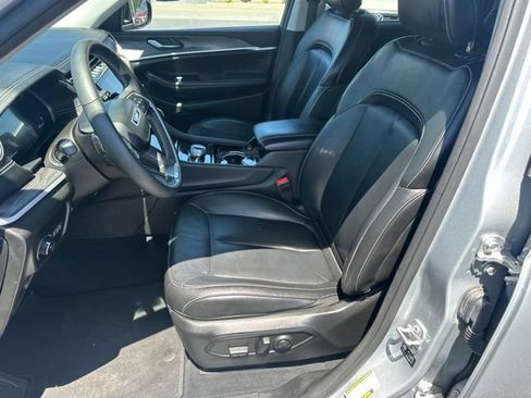 Used 2023 Jeep Grand Cherokee L Limited w/ Black Appearance Package AWD/4WD image 10