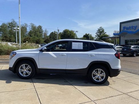 Used 2024 GMC Terrain SLE w/ Driver Convenience Package FWD image 7