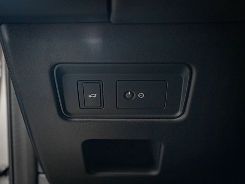 Certified 2024 Land Rover Discovery Metropolitan Edition image 37