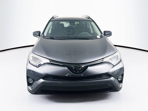 Used 2018 Toyota RAV4 LE FWD image 2