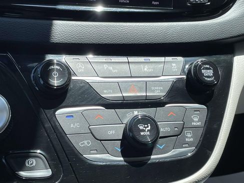 Used 2023 Chrysler Pacifica Touring-L FWD image 29