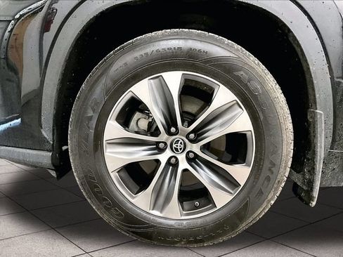 Used 2022 Toyota Highlander XLE AWD/4WD image 8