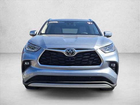 Used 2021 Toyota Highlander Platinum FWD image 2