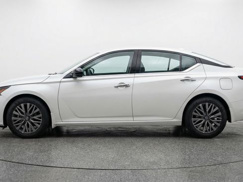 Used 2025 Nissan Altima 2.5 SV FWD image 5