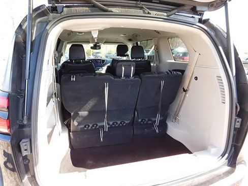 Used 2023 Chrysler Pacifica Touring-L image 7