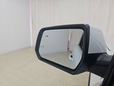 Used 2023 GMC Acadia SLE w/ Driver Convenience Package image 10