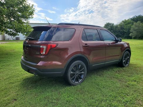 Used 2018 Ford Explorer XLT w/ Equipment Group 202A AWD/4WD image 6
