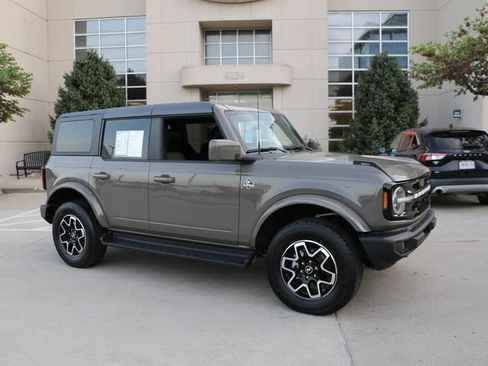 Used 2025 Ford Bronco Outer Banks AWD/4WD image 1