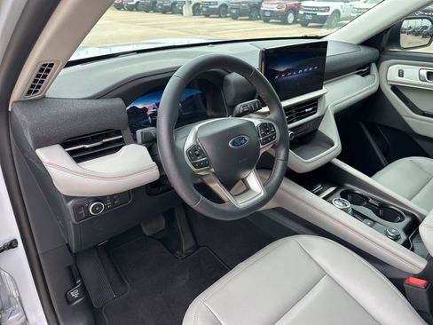 Used 2025 Ford Explorer Active w/ Active Comfort Package RWD image 8