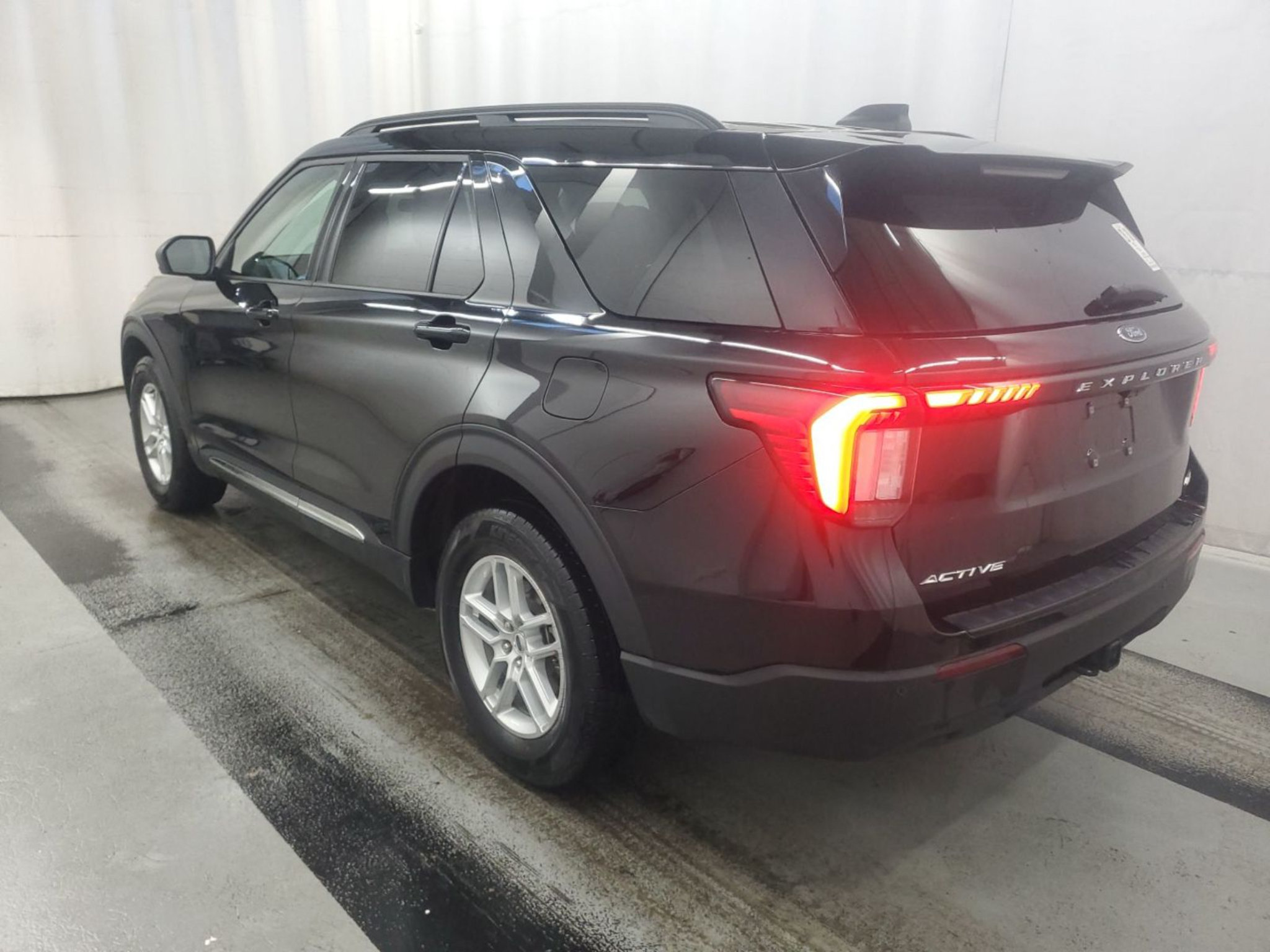 Used 2025 Ford Explorer Active AWD/4WD image 2
