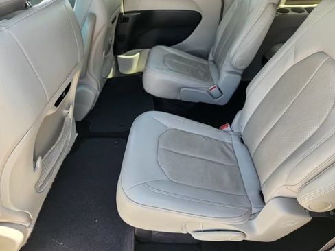 Used 2019 Chrysler Pacifica Touring-L w/ Advanced Safetytec Group FWD image 33